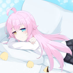 仕事中の先生を後ろから眺めるホシノさん