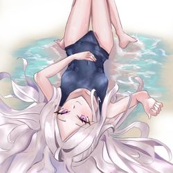 寝転がるヒナ