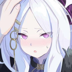 あの…そ、そんなに撫でないでくれる？