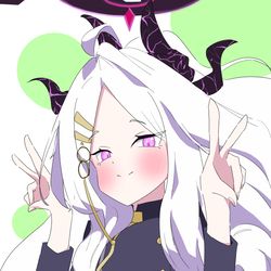 ヒナちゃのダブルピース