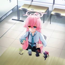 ぬいぐるみで遊ぶおじさん