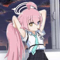 髪を結う夏服おじさん
