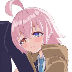 腕に照れながら抱きつくホシノ