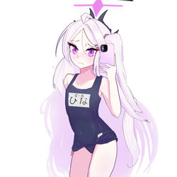 ブルアカのヒナちゃん(スク水)が鏡の前で少し恥ずかしそうに自撮り