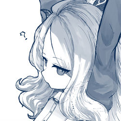 アコの服着せられてバンザイさせられるヒナ