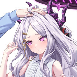 なでなでヒナ