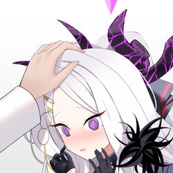 先生に頭撫でられるだけのヒナ