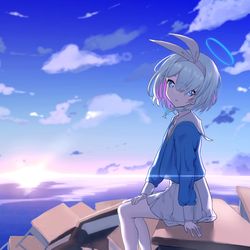 座るアロナ