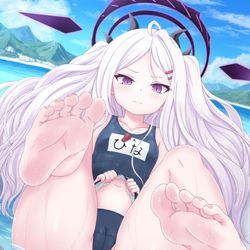 スク水の水抜き穴からおなかを見せてくれるヒナちゃん