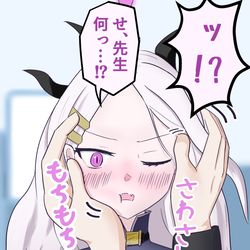 ヒナのお顔さわさわ