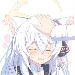 アズサにゃんをなでる。