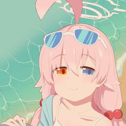 夕日の浜辺でホシノと