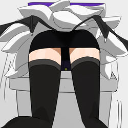 ゴミ箱を漁るヒナ