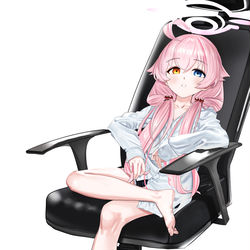 椅子に座っているホシノ