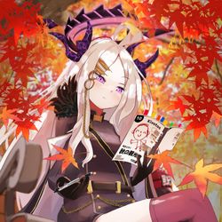 ベンチで雑誌を見るヒナ