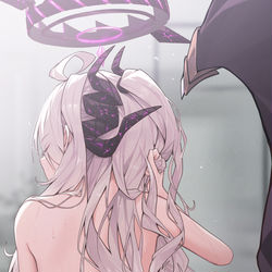 ヒナの背中