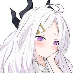 ヒナちゃんはこっそり見ている